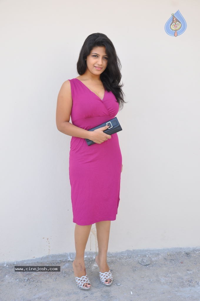 Supriya Stills - 33 / 117 photos