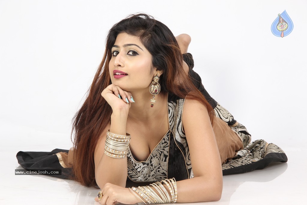 Swapna Benerjee Hot Stills - 60 / 106 photos