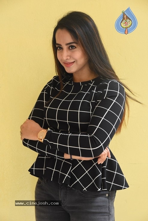 Swathi Deekshith Stills - 26 / 40 photos