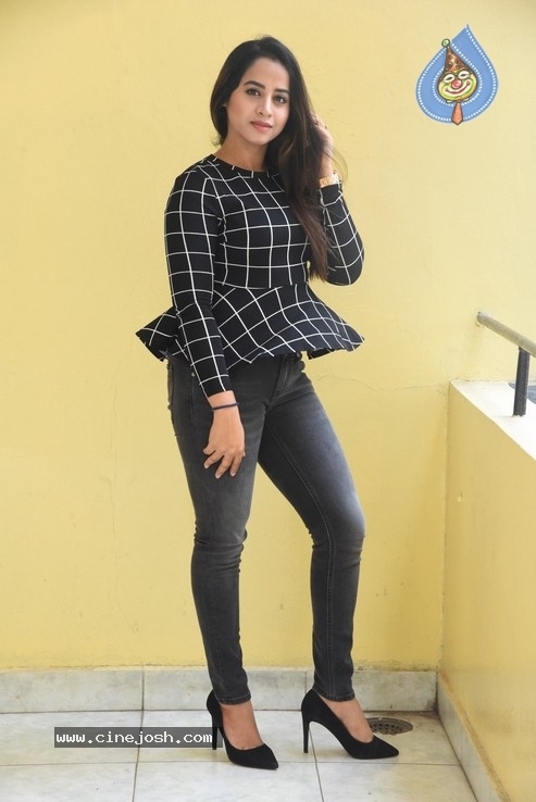 Swathi Deekshith Stills - 38 / 40 photos