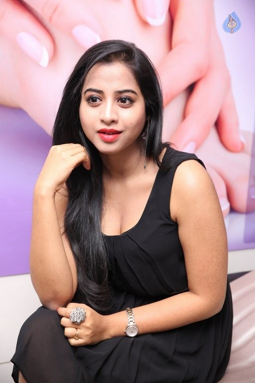 Swathi Dixit Latest Pics - 17 / 50 photos