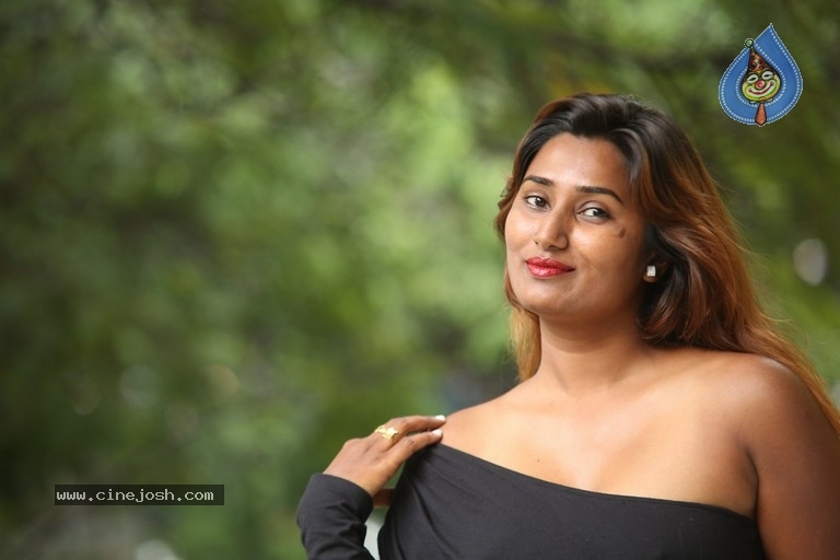 Swathi Naidu New Pics - 24 / 32 photos