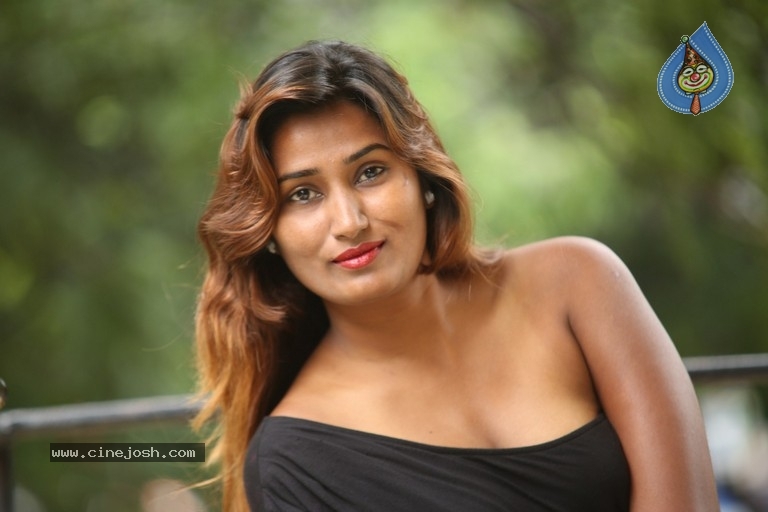 Swathi Naidu New Pics - 27 / 32 photos