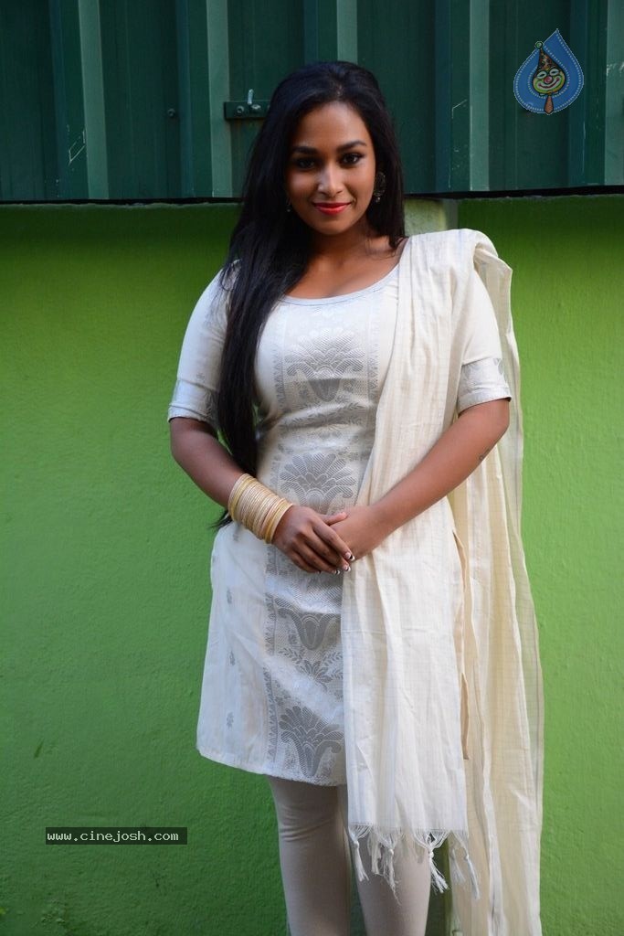 Swathi Shanmugam Stills - 2 / 30 photos