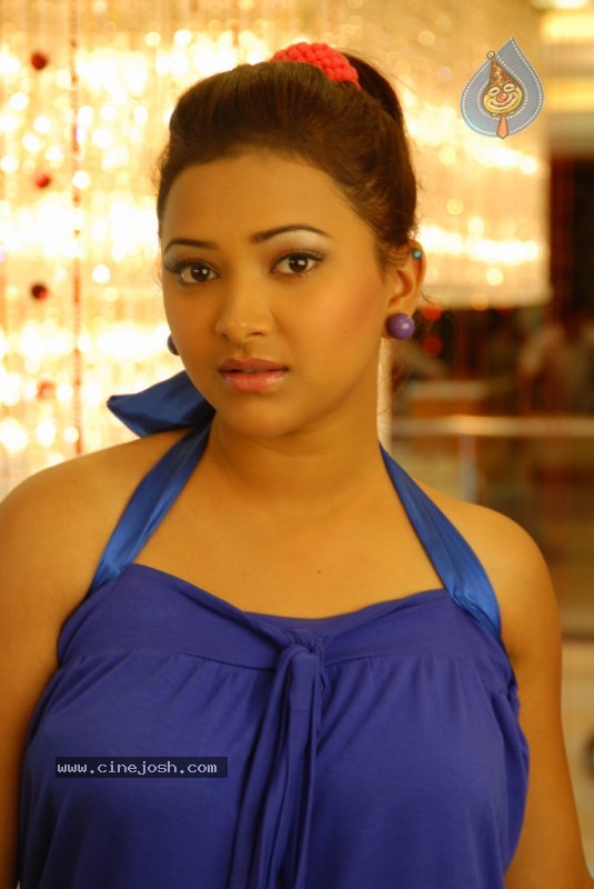 Swetha Basu Prasad - Kalavar King - 14 / 88 photos