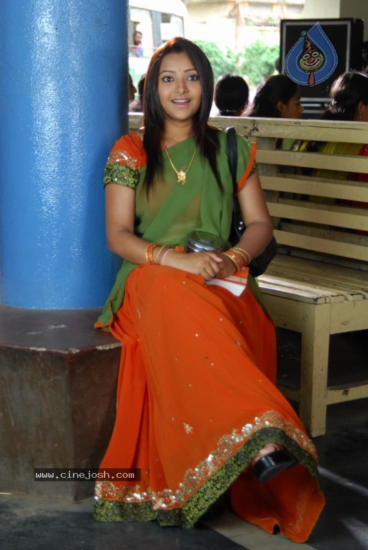 Swetha Basu Prasad - Kalavar King - 22 / 88 photos