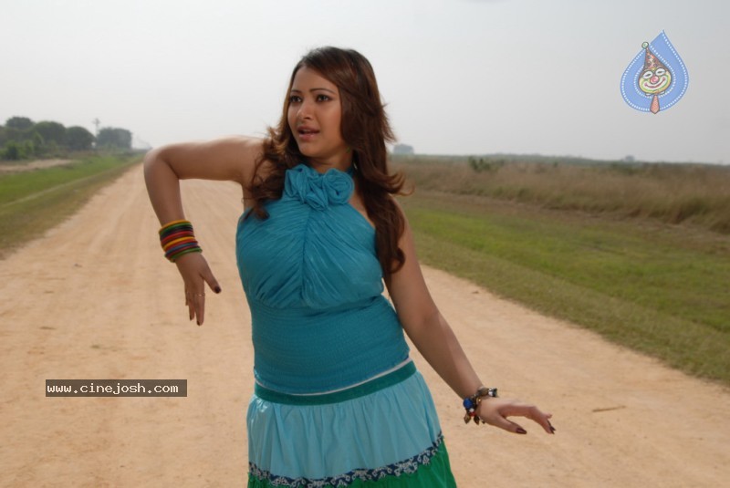 Swetha Basu Prasad - Kalavar King - 78 / 88 photos