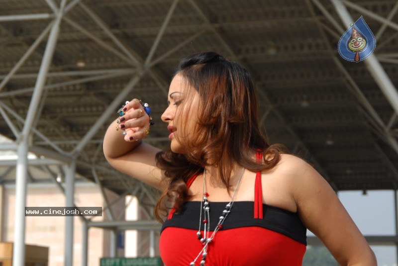 Swetha Basu Prasad - Kalavar King - 86 / 88 photos