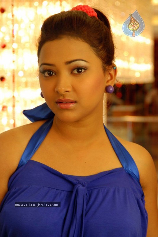 Swetha Basu Prasad Gallery - 22 / 33 photos