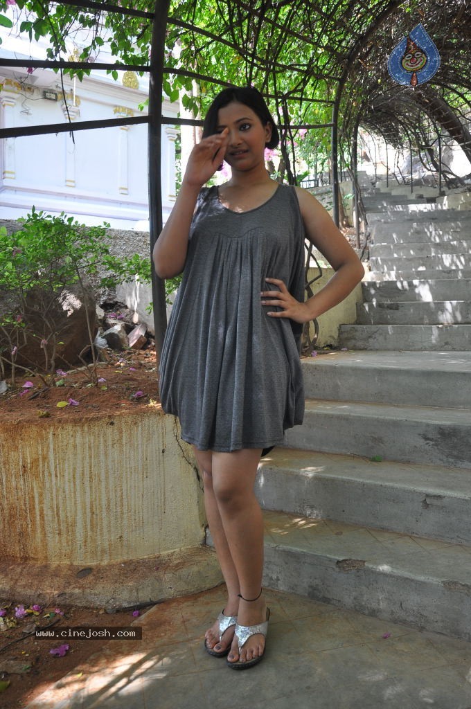 Swetha Basu Prasad Hot Photos - 25 / 76 photos