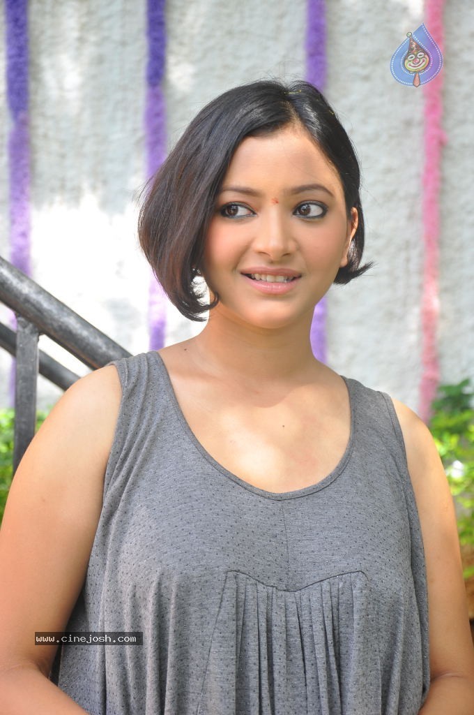 Swetha Basu Prasad Hot Photos - 37 / 76 photos