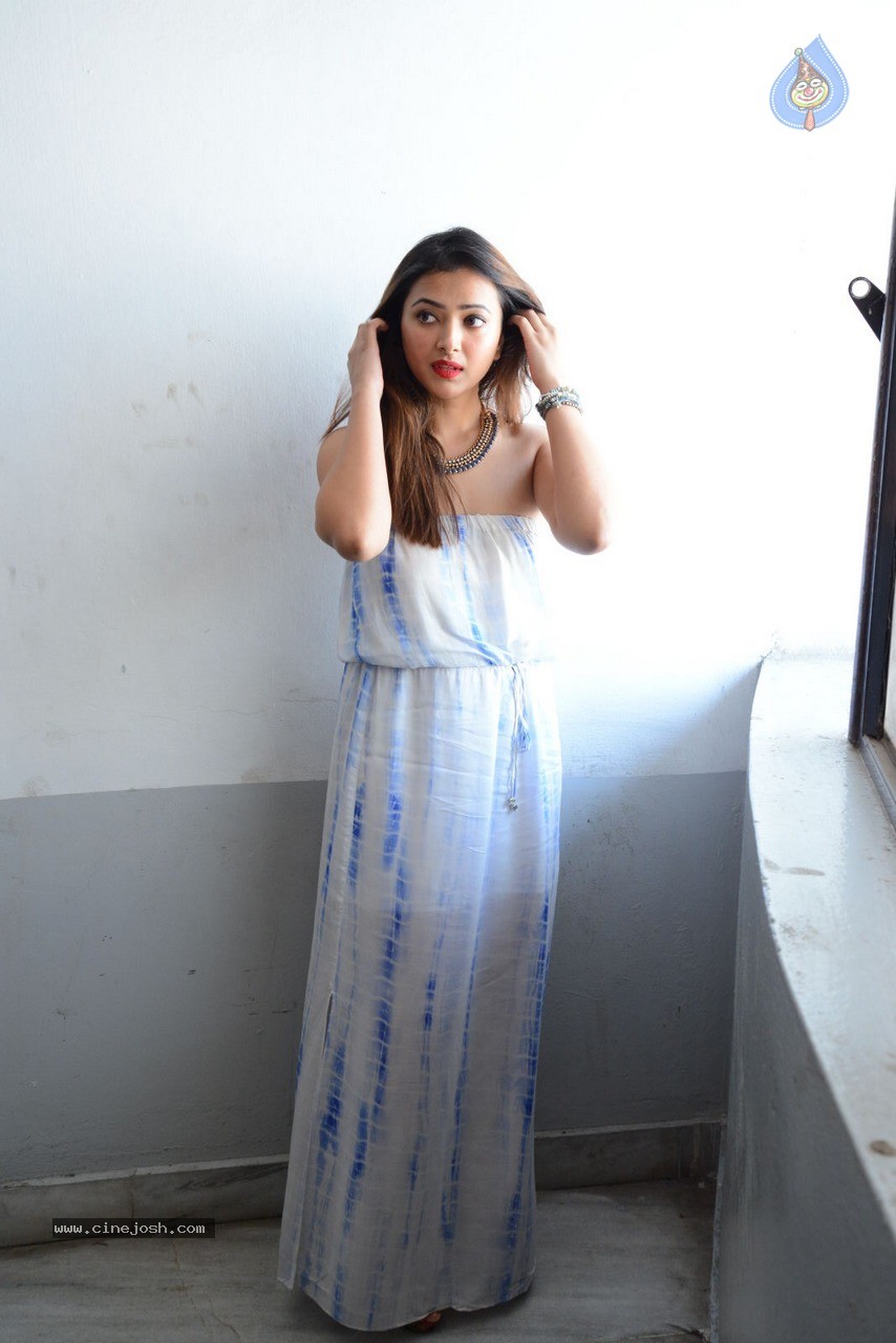 Swetha Basu Prasad Latest Photos - 32 / 49 photos