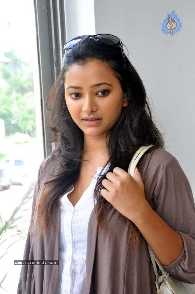 Swetha Basu Prasad Latest Stills - 13 / 40 photos