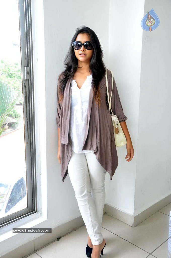 Swetha Basu Prasad Latest Stills - 28 / 40 photos