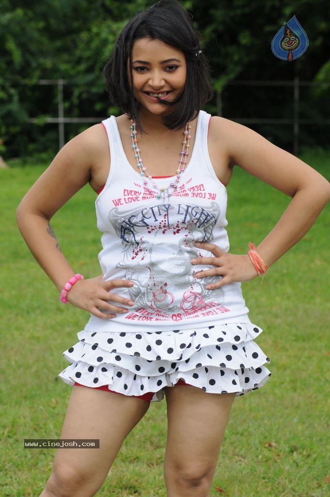 Swetha Basu Prasad New Gallery - 27 / 55 photos