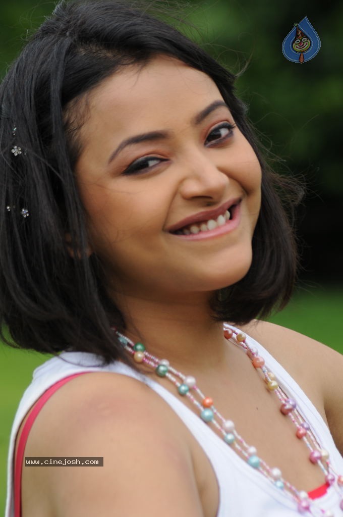 Swetha Basu Prasad New Gallery - 28 / 55 photos