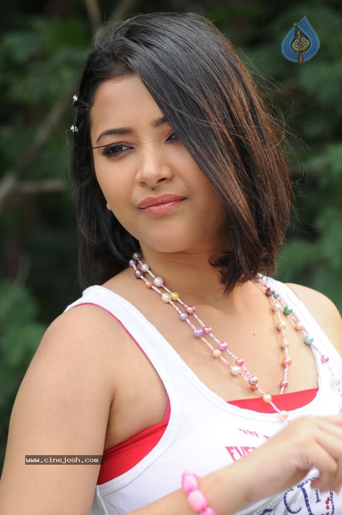 Swetha Basu Prasad New Gallery - 41 / 55 photos