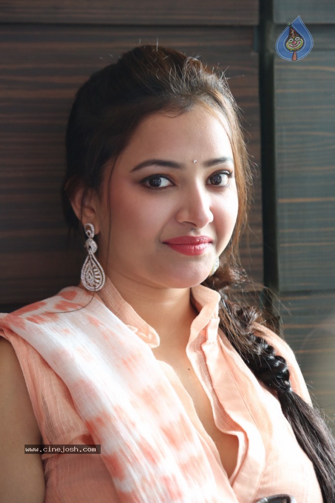 Swetha Basu Prasad New Gallery - 17 / 111 photos