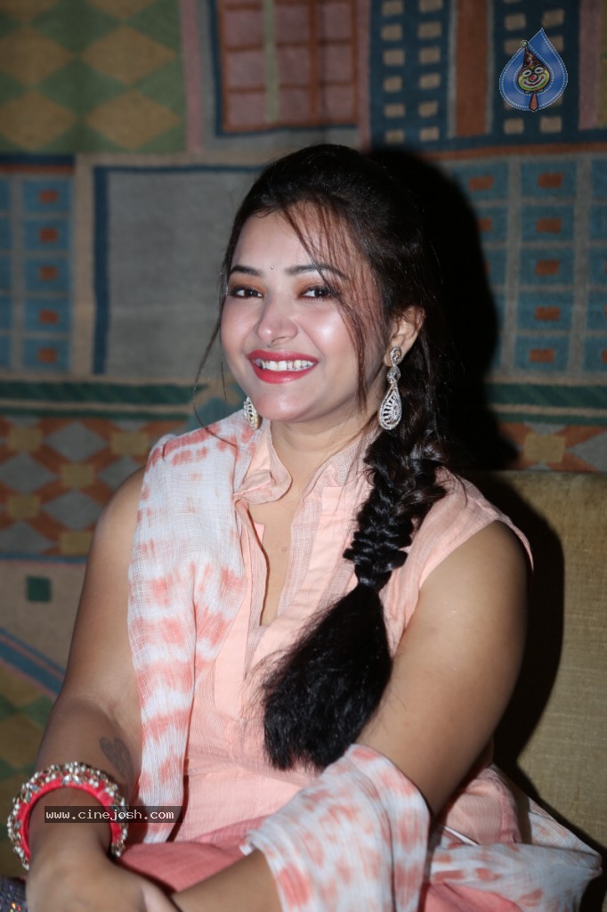 Swetha Basu Prasad New Gallery - 42 / 111 photos