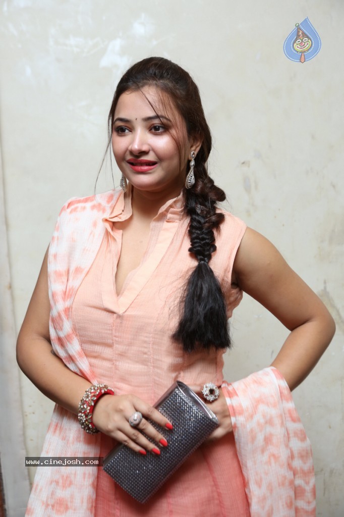 Swetha Basu Prasad New Gallery - 47 / 111 photos