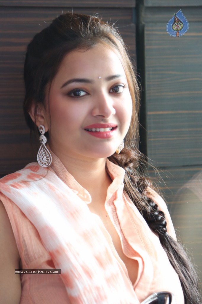 Swetha Basu Prasad New Gallery - 55 / 111 photos