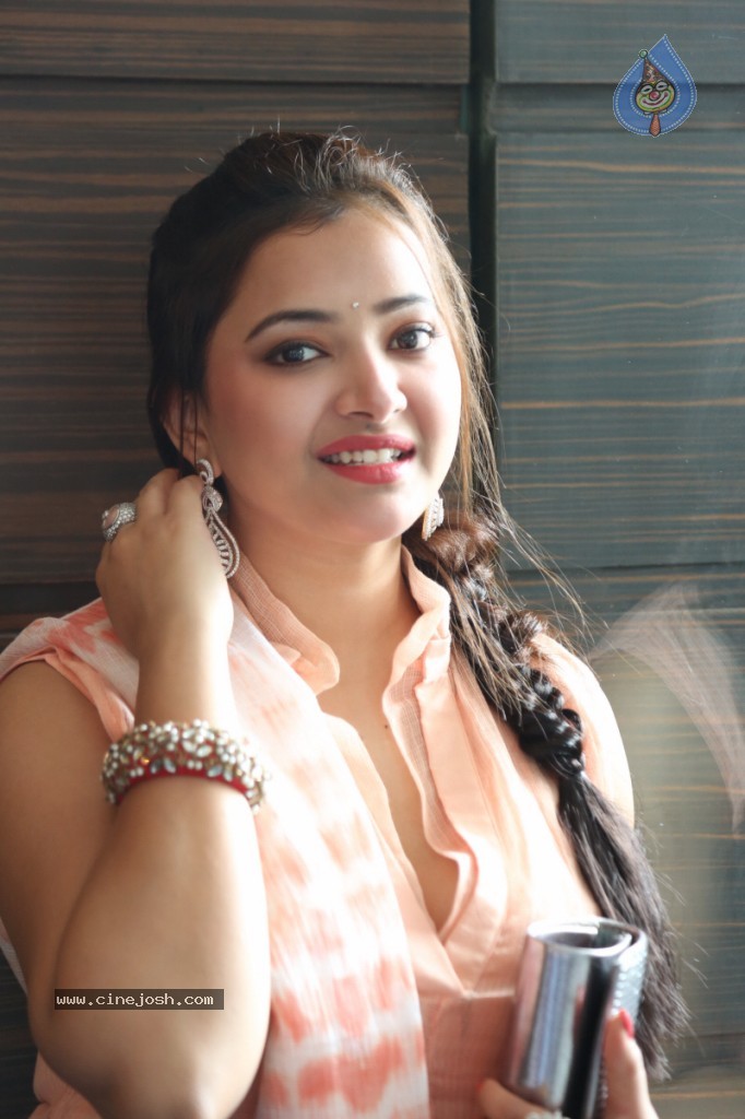 Swetha Basu Prasad New Gallery - 66 / 111 photos