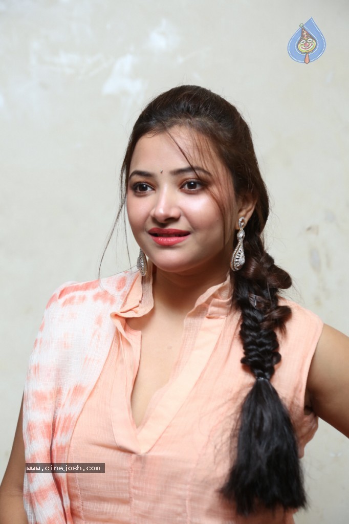 Swetha Basu Prasad New Gallery - 72 / 111 photos