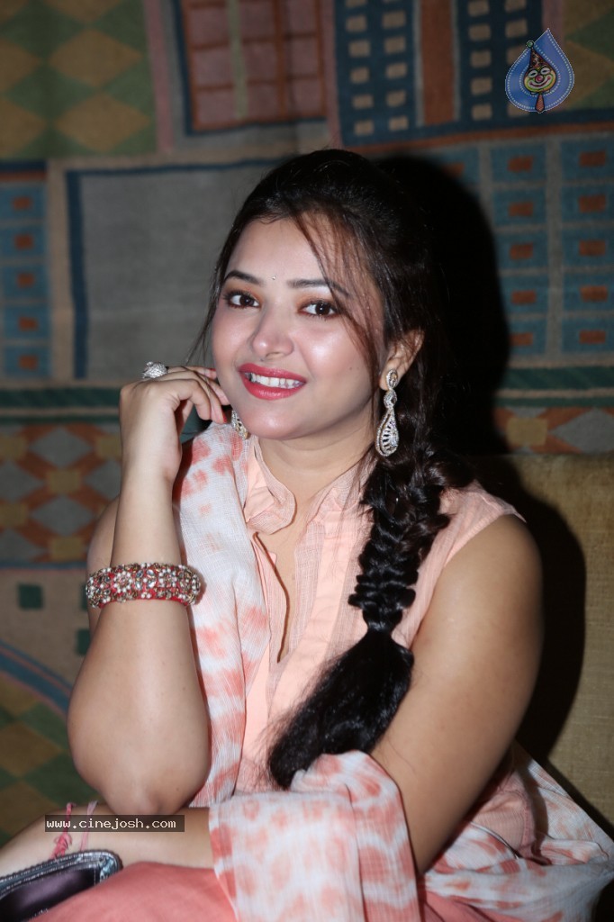 Swetha Basu Prasad New Gallery - 73 / 111 photos