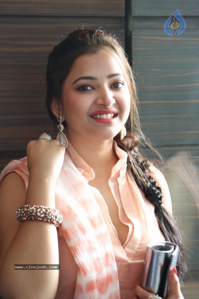 Swetha Basu Prasad New Gallery - 78 / 111 photos