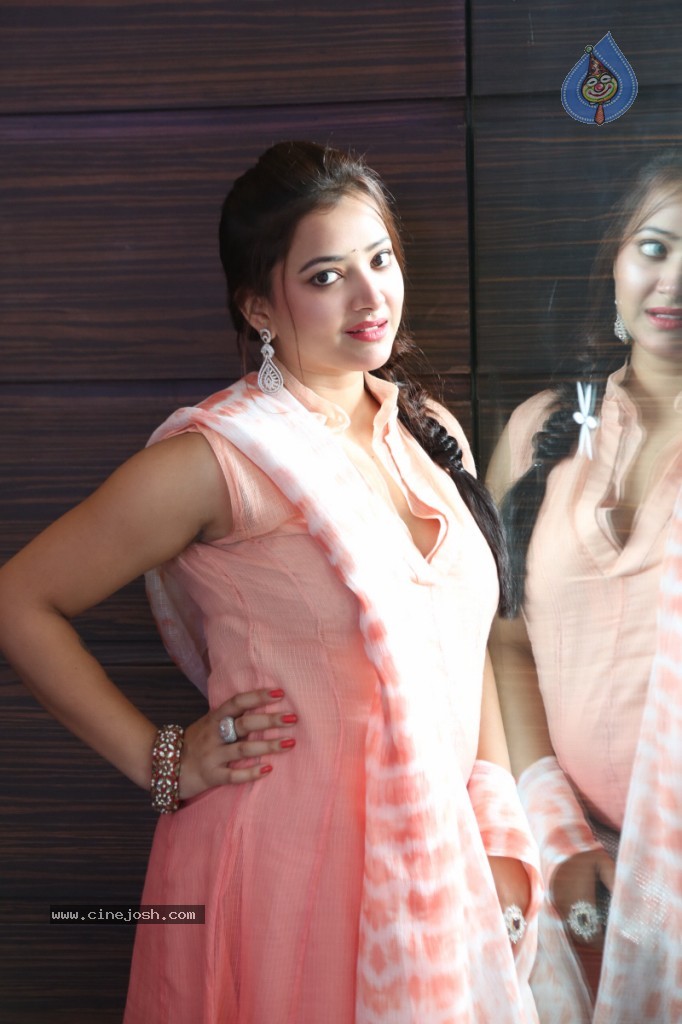 Swetha Basu Prasad New Gallery - 108 / 111 photos
