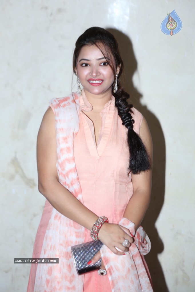 Swetha Basu Prasad New Gallery - 109 / 111 photos