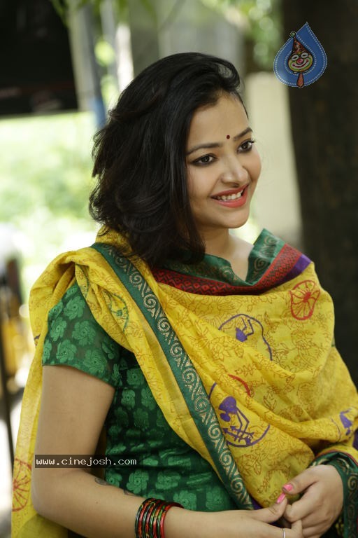 Swetha Basu Prasad Stills - 6 / 39 photos