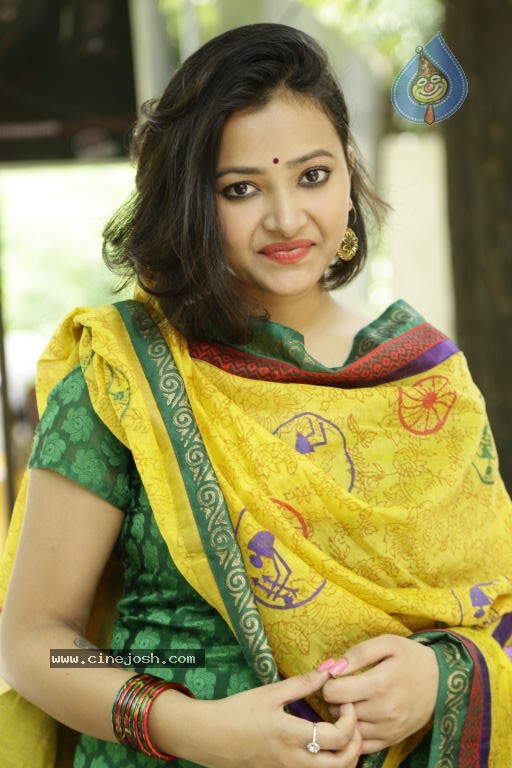 Swetha Basu Prasad Stills - 31 / 39 photos