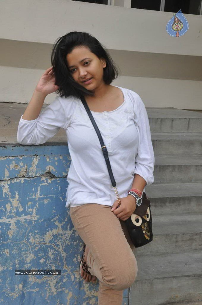 Swetha Basu Prasad Stills - 4 / 55 photos