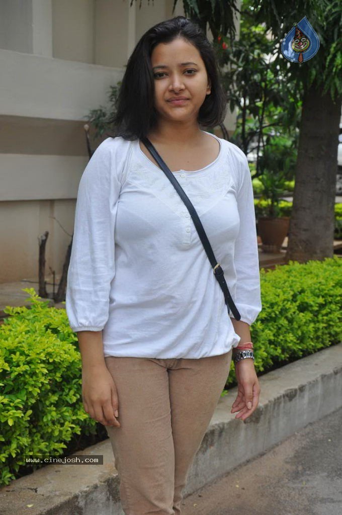 Swetha Basu Prasad Stills - 5 / 55 photos