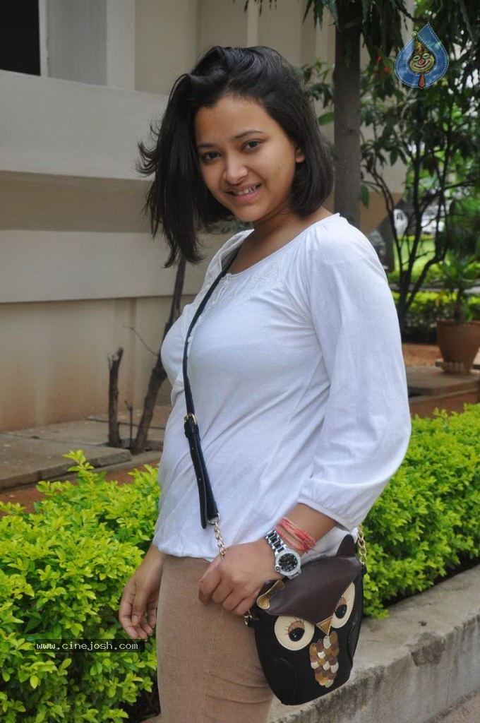 Swetha Basu Prasad Stills - 10 / 55 photos