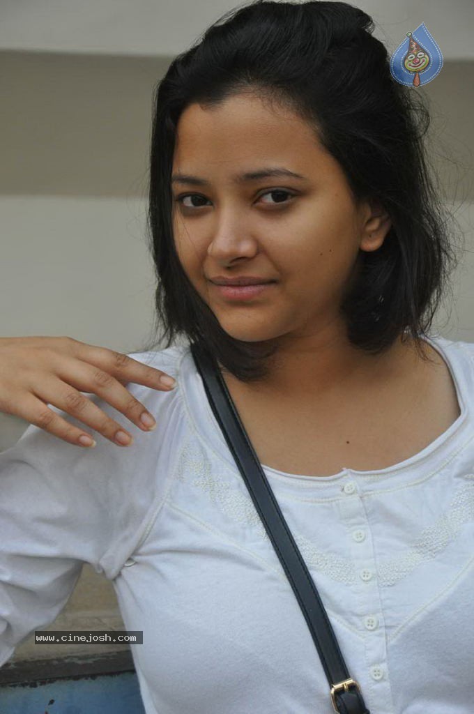 Swetha Basu Prasad Stills - 15 / 55 photos
