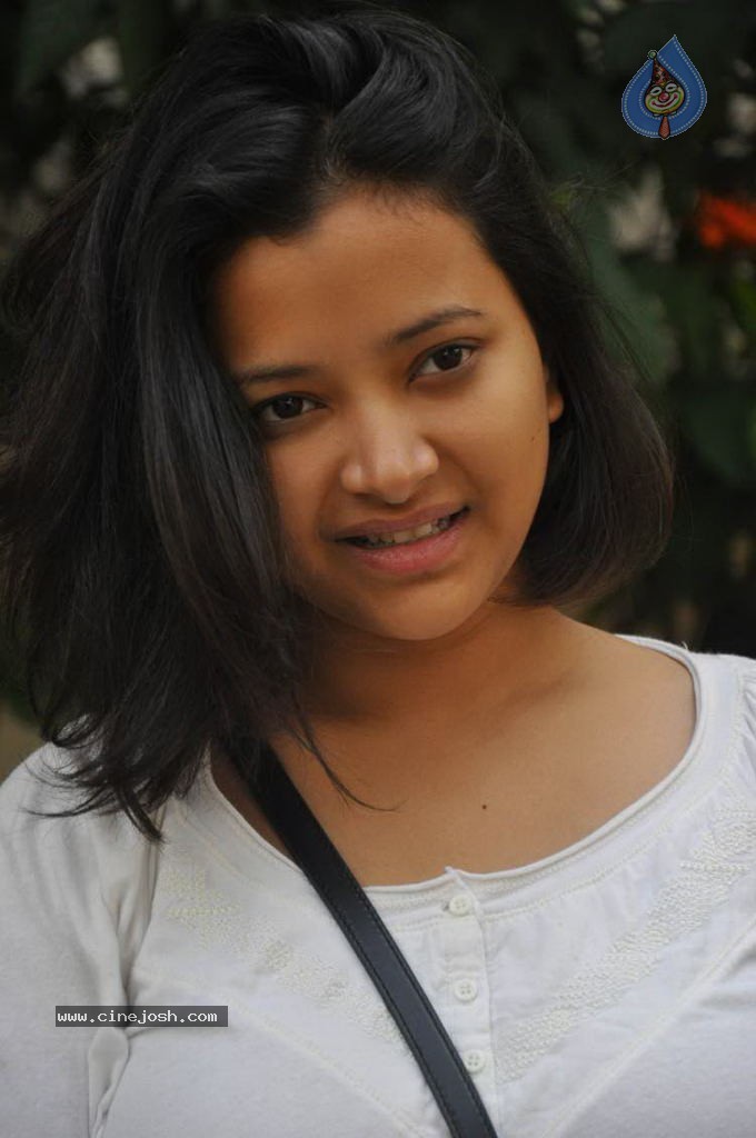 Swetha Basu Prasad Stills - 18 / 55 photos