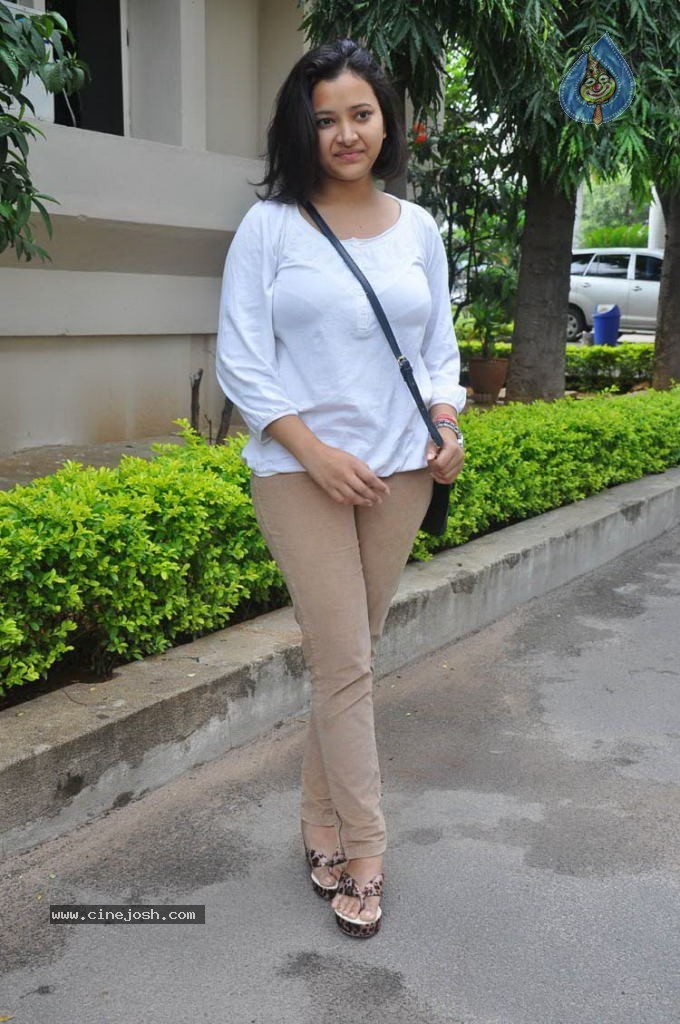 Swetha Basu Prasad Stills - 19 / 55 photos