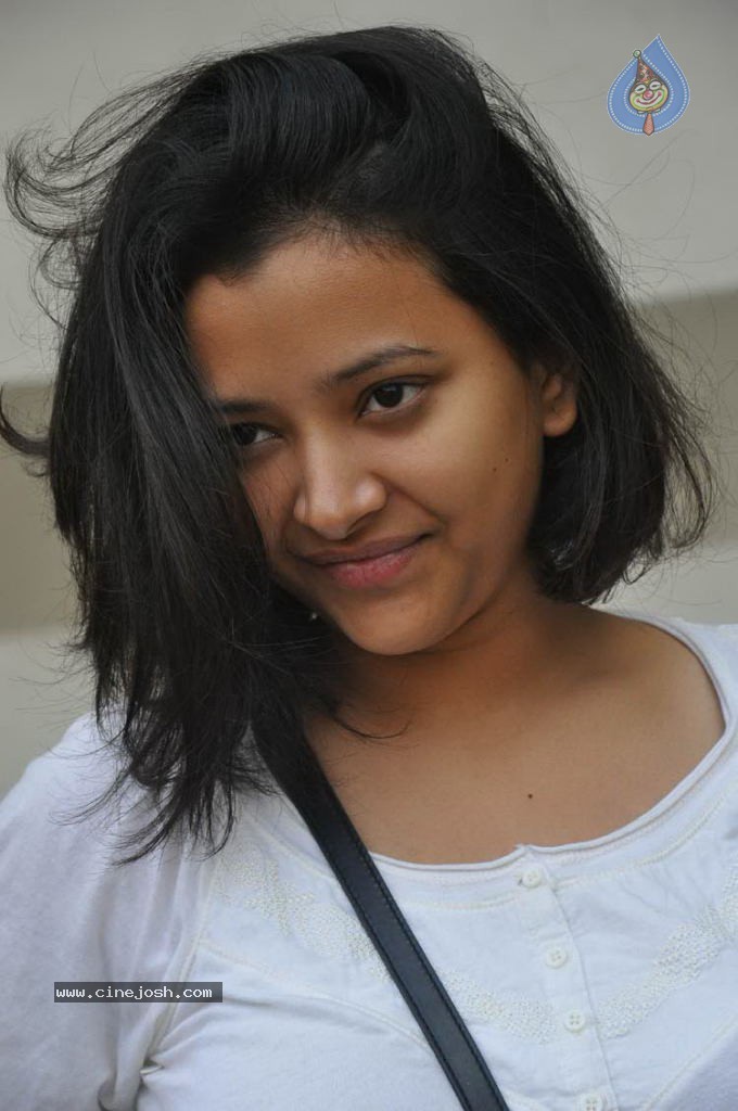 Swetha Basu Prasad Stills - 20 / 55 photos