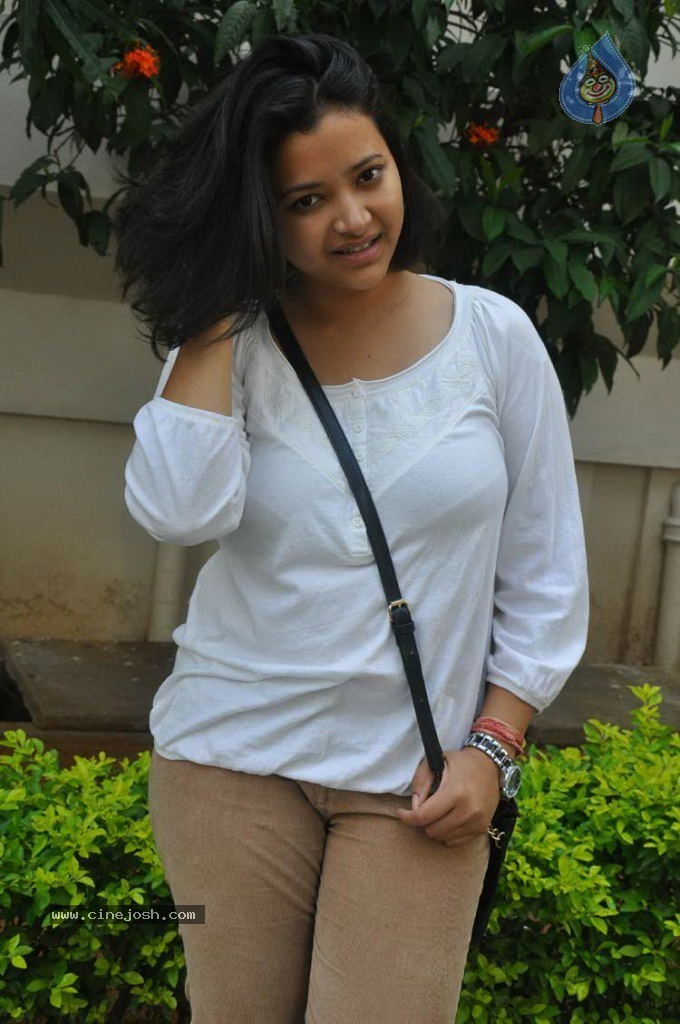 Swetha Basu Prasad Stills - 24 / 55 photos