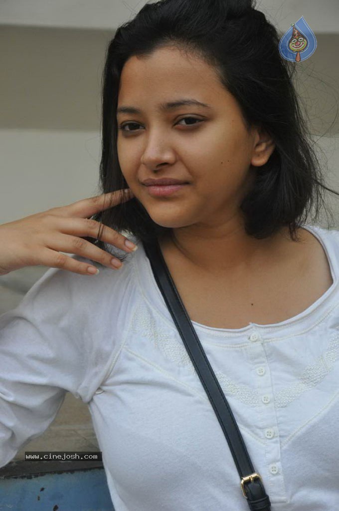 Swetha Basu Prasad Stills - 28 / 55 photos