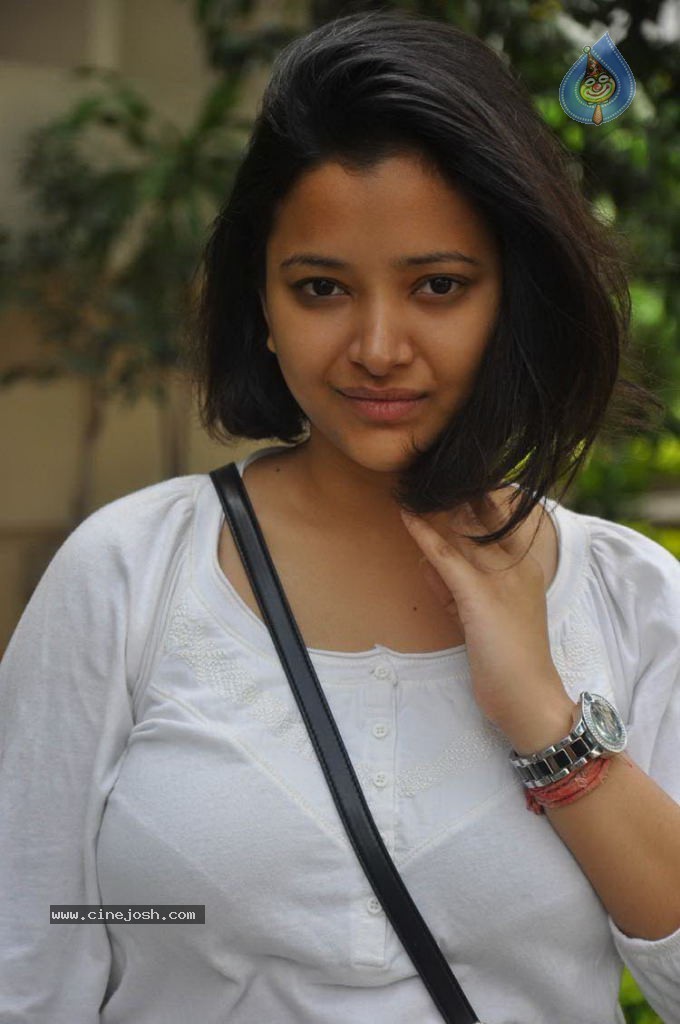 Swetha Basu Prasad Stills - 31 / 55 photos