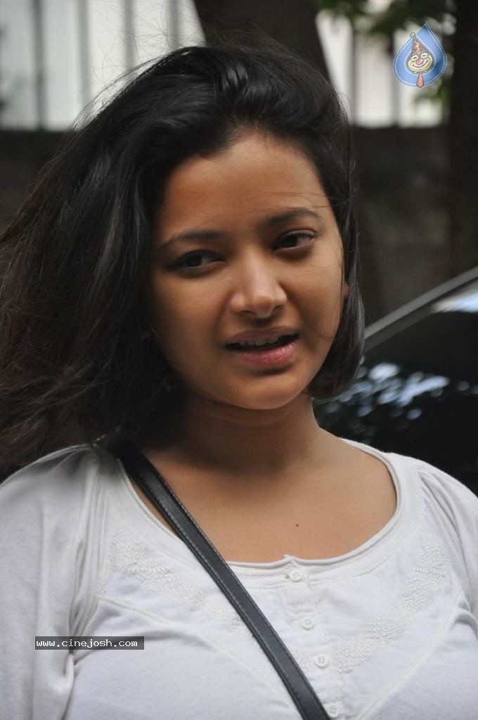 Swetha Basu Prasad Stills - 32 / 55 photos