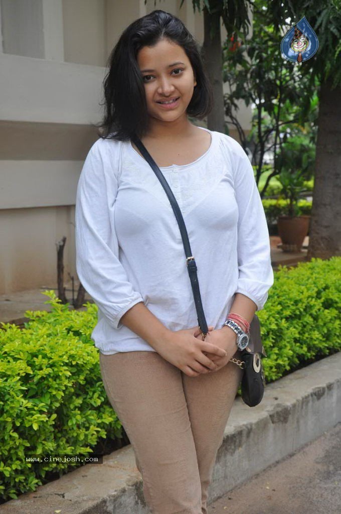 Swetha Basu Prasad Stills - 37 / 55 photos
