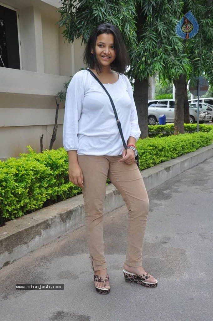 Swetha Basu Prasad Stills - 47 / 55 photos