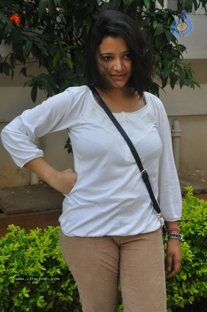 Swetha Basu Prasad Stills - 50 / 55 photos