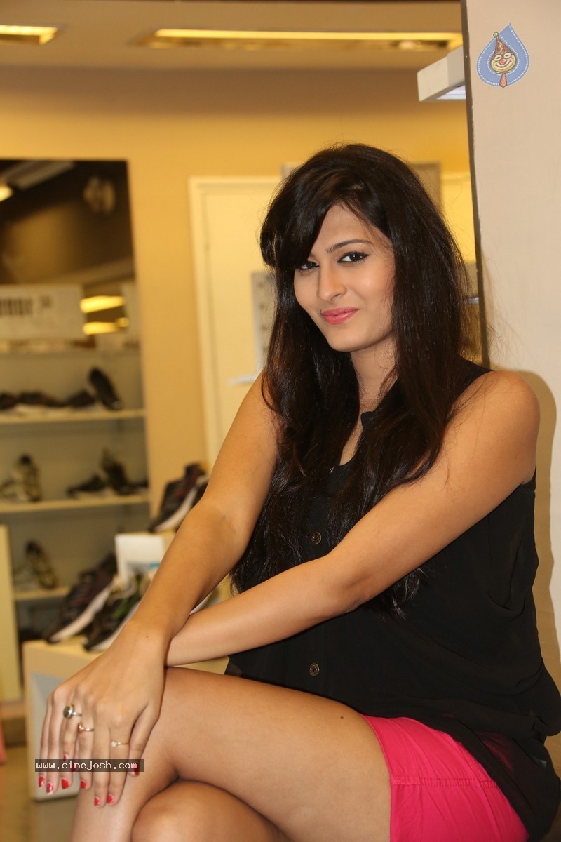 Swetha Jadhav New Pics - 15 / 75 photos