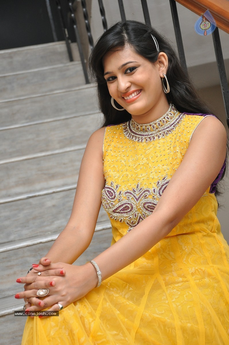 Swetha Jadhav Stills - 22 / 64 photos
