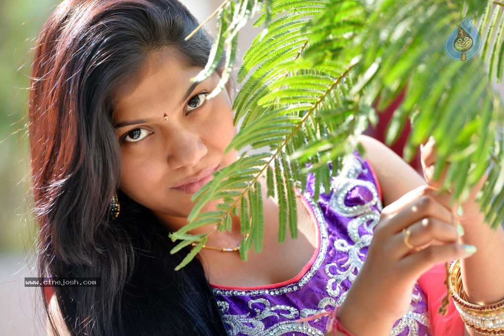 Swetha New Stills - 13 / 31 photos